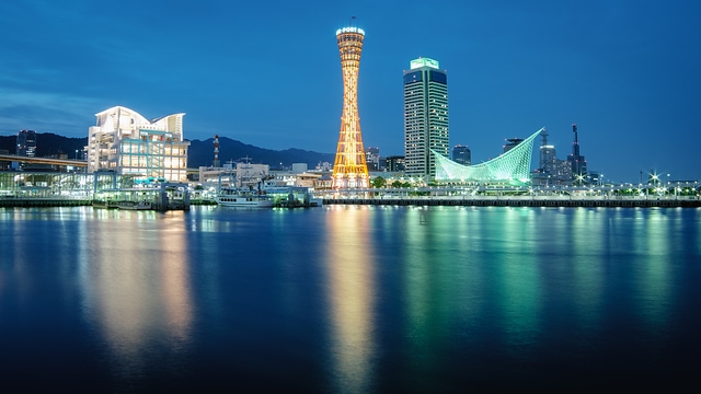 神戸ポートタワーと神戸メリケンパークの夜景