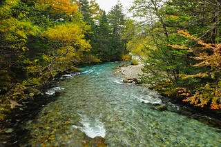 日本上高地秋季河水之美