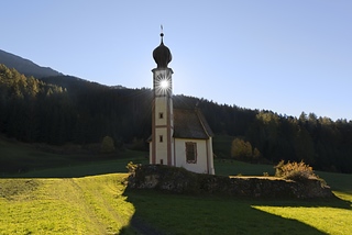 Chiesa di Ranui in controluce